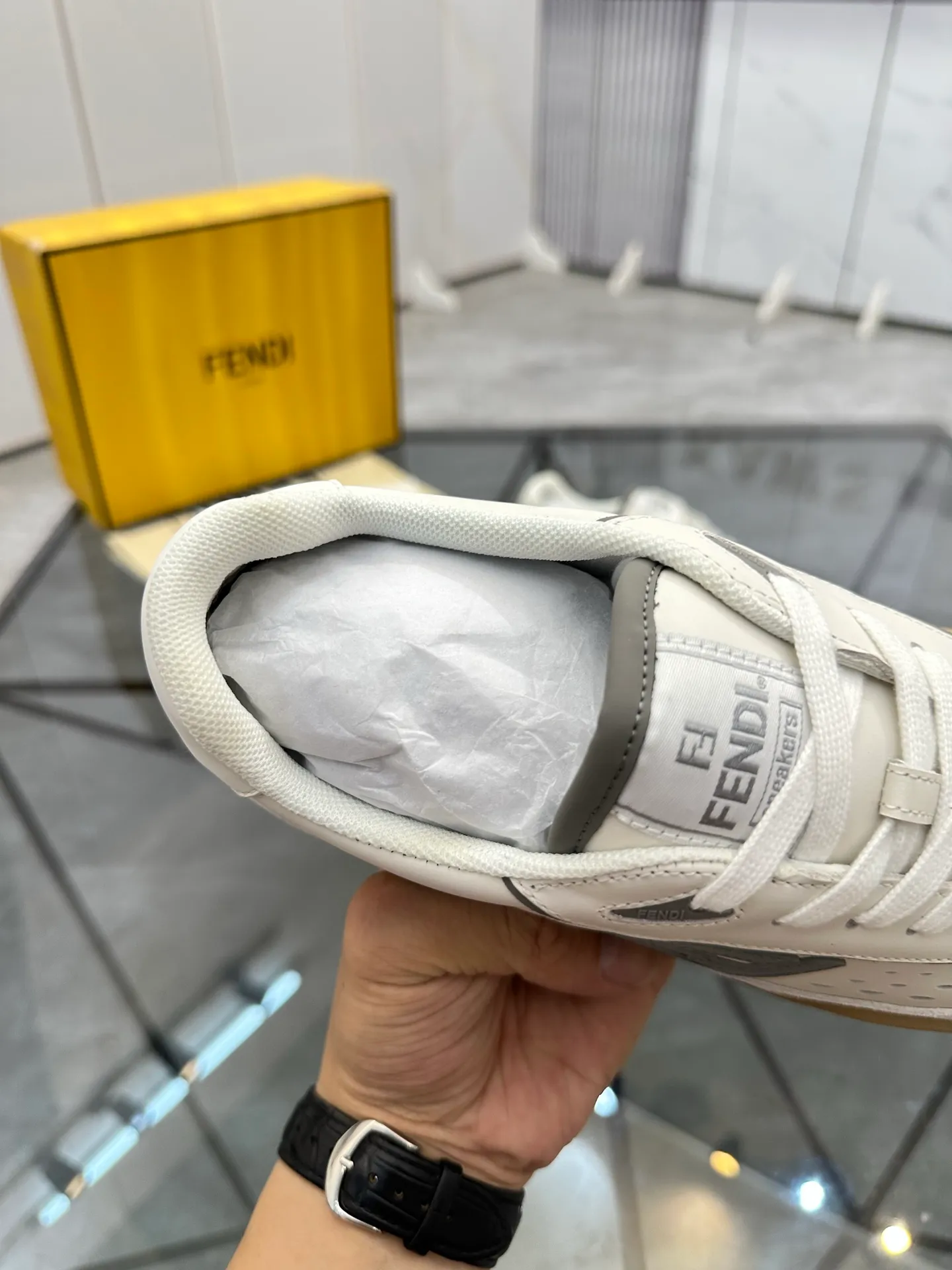 Selling men's shoes 💰: 💰P620¥ Top quality Product trademark: Fendi* "Fendi*" low-top casual shoes Regular size: 35-44 (can be customized to 38.45.46) Product material: imported first-layer nubuck leather upper, breathable lining, original outsole. No.:H208